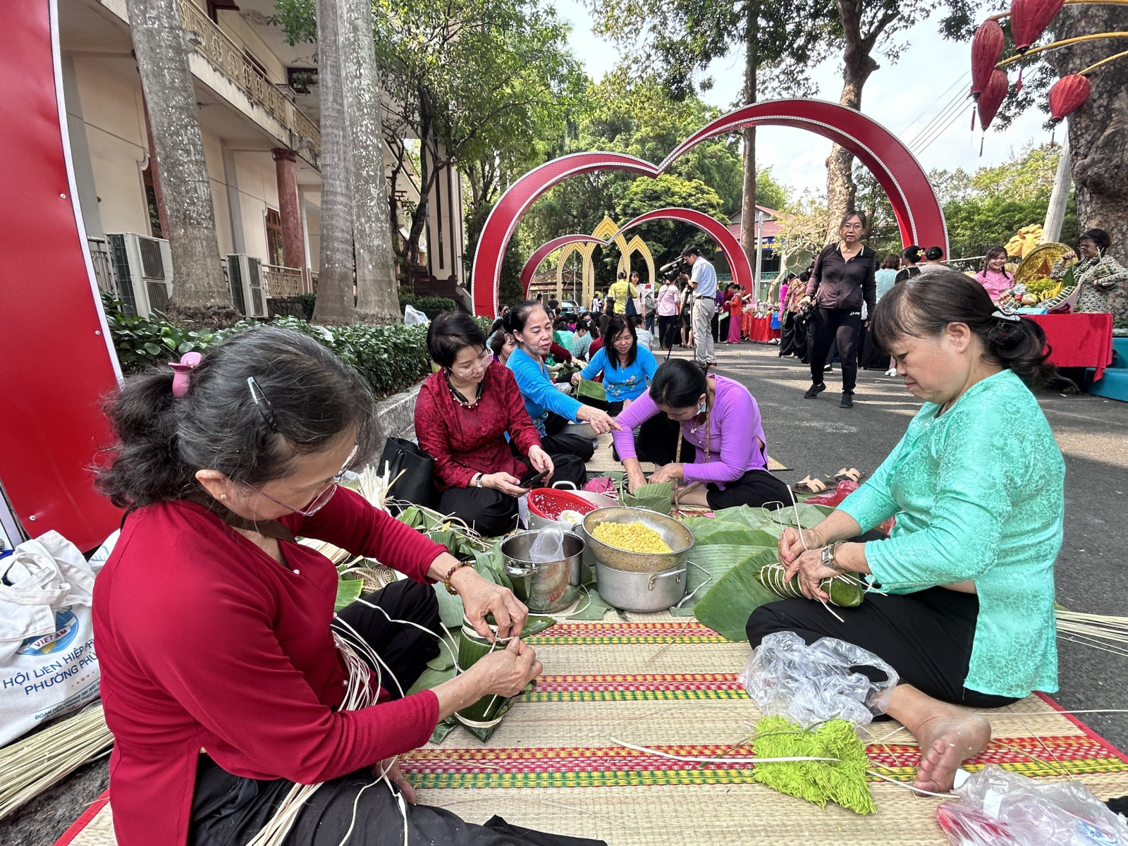 Các địa phương tham gia hội thi gói bánh chưng, bánh tét tại Công viên Thủ Dầu Một.